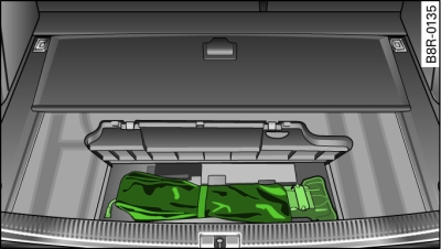 Luggage compartment: Tool kit and jack